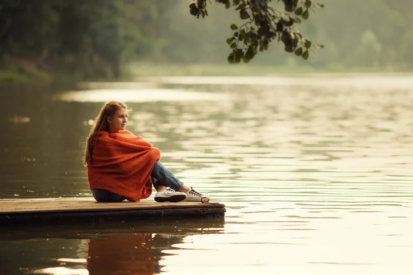 Giovane Ragazza Seduta Ponte Legno Una Foresta — Foto Stock