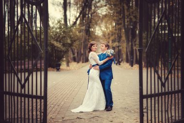 Düğün, yeni evliler sonbaharda parkta olacaklar.