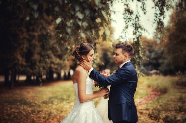 Sonbaharda ormanda güzel bir düğün.