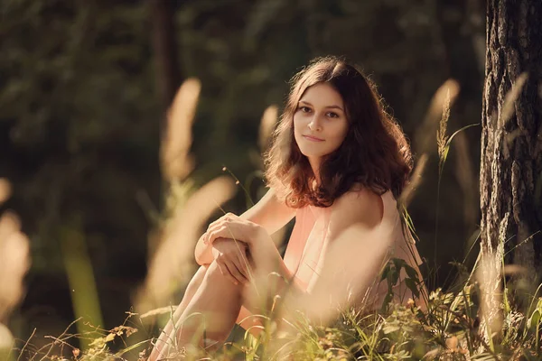 Ormandaki güzel genç kız