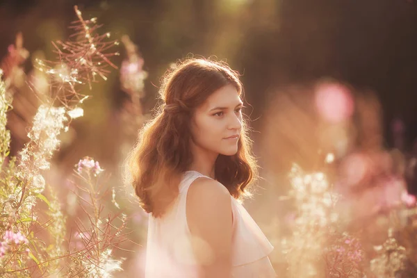 Schöne Junge Mädchen Einem Blumenfeld Sonnenuntergang — Stockfoto