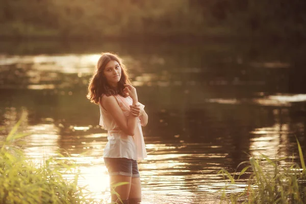 Schöne Junge Mädchen Steht Einem See Sonnenuntergang Licht — Stockfoto