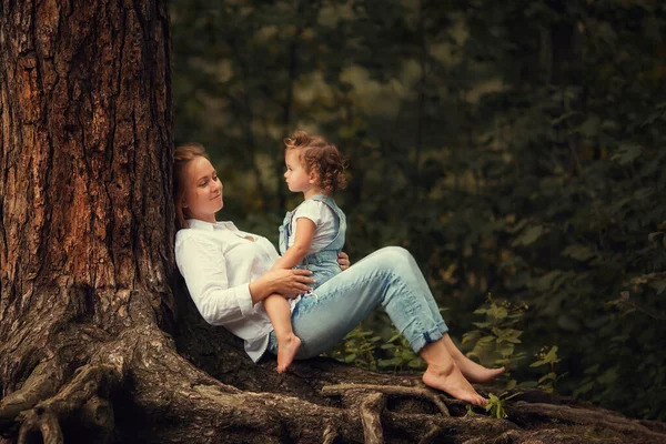 Mor Och Dotter Sitter Trädet Skogen — Stockfoto