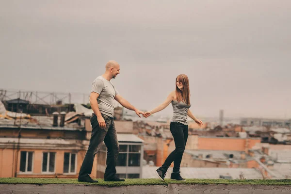 Aşk hikayesi, Sevgi dolu bir çift şehrin çatısında yürüyor