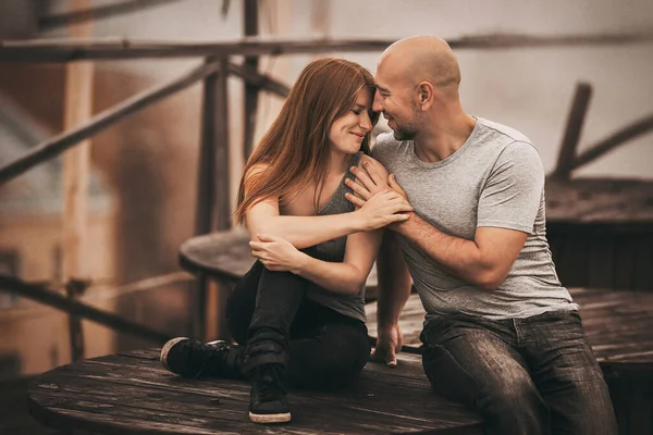 Aşk hikayesi, Sevgi dolu bir çift şehrin çatısında yürüyor