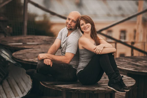 Aşk hikayesi, Sevgi dolu bir çift şehrin çatısında yürüyor