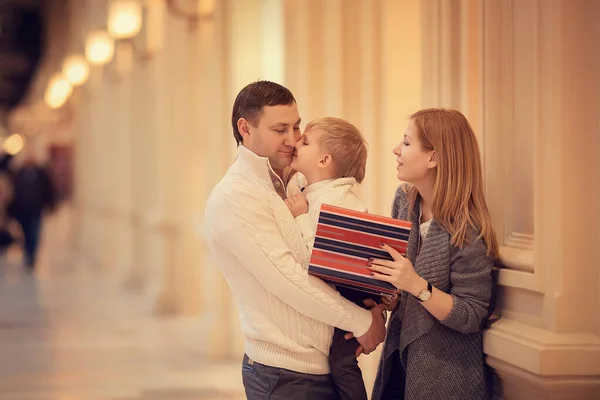 Aile Noel ve yeni yıl için hediyeler alıyor.