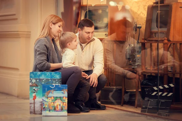 Aile Noel ve yeni yıl için hediyeler alıyor.