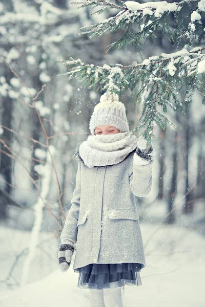 Klein Meisje Een Jas Gebreide Muts Staat Winter Bij Kerstboom — Stockfoto