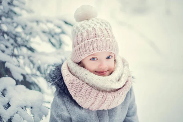 Kleines Mädchen Mantel Und Strickmütze Steht Winter Neben Dem Weihnachtsbaum — Stockfoto