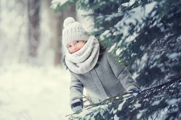 Mała Dziewczynka Płaszczu Dzianinie Kapelusz Stoi Pobliżu Jodły Zimie — Zdjęcie stockowe