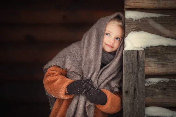 Mała Dziewczynka Stoi Futrze Szydełku Pobliżu Drewnianego Domu Zimie — Zdjęcie stockowe