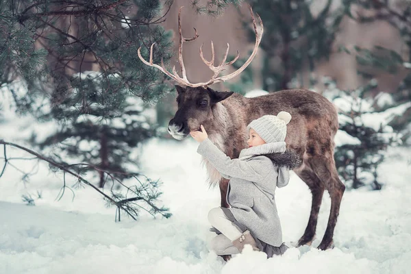 Маленька Дівчинка Сидить Оленями Біля Ялинки Зимовому Лісі — стокове фото