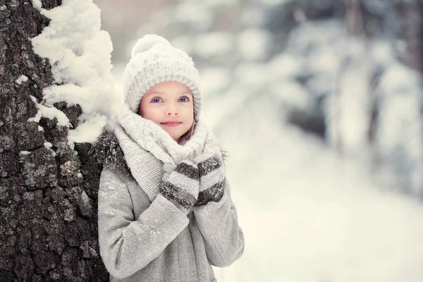 Palto Örgü Şapkalı Küçük Kız Kışın Noel Ağacının Yanında Duruyor — Stok fotoğraf