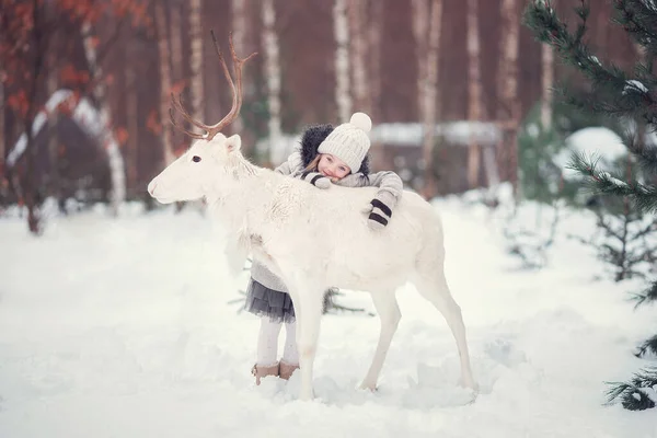 Petite Fille Tient Debout Avec Renne Blanc Dans Forêt Hiver — Photo