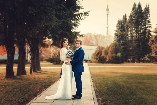 Matrimonio Sposi Sono Piedi Nel Parco Autunno — Foto Stock