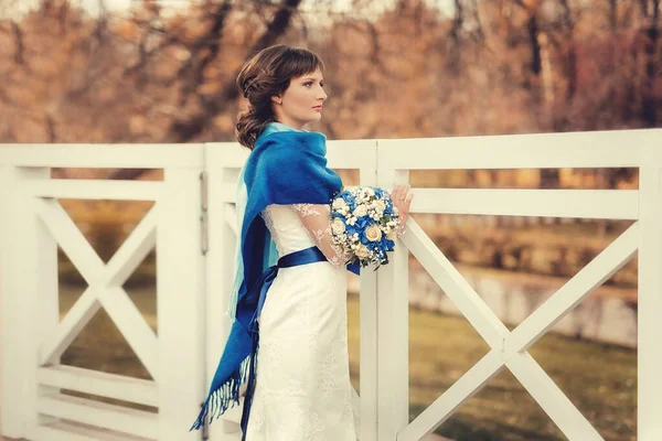 Bride Wedding Dress Blue Scarf Standing Gate Autumn Park — Stock Photo, Image