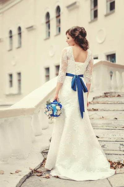 Noiva Vestido Noiva Está Nas Escadas Com Colunas Brancas Outono — Fotografia de Stock