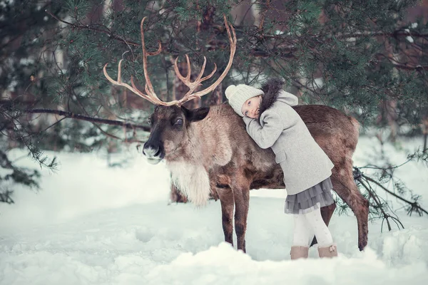 Маленька Дівчинка Стоїть Олені Біля Ялинки Зимовому Лісі — стокове фото
