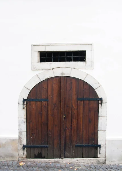 Старая деревянная дверь в Вене — стоковое фото