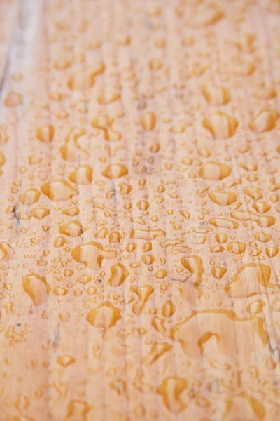 Yağmurdan sonra ahşap masa üstünde su damlaları