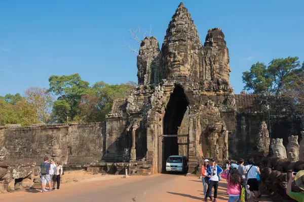 Siem Reap, Kamboçya - 3 Şubat 2015: Angkor Thom ziyaretçi. bir ünlü Ören (Unesco Dünya Mirası) Angkor, Siem Reap, Kamboçya.