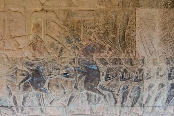 Siem Reap, Camboja - 5 de fevereiro de 2015: Relief at Angkor Wat. um local histórico famoso (Património Mundial da UNESCO) em Angkor, Siem Reap, Camboja . — Fotografia de Stock