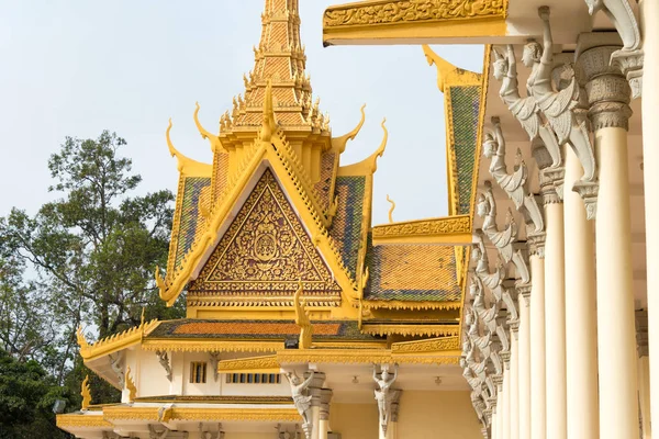 Phnom Penh, Cambodia - Jan 30 2015: Royal Palace. a famous Historical site in Phnom Penh, Cambodia. — Stock Photo, Image