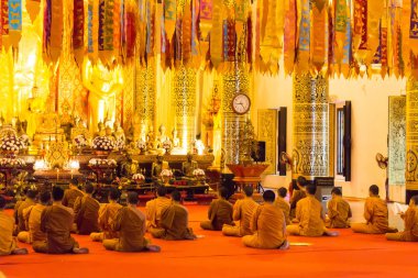 Chiang Mai, Tayland. -Şubat 22 2015: Budist rahipler dua Wat Chang Taem. ünlü tapınağı Chiang Mai, Tayland.