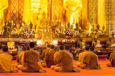 Chiang Mai, Tayland. -Şubat 22 2015: Budist rahipler dua Wat Chang Taem. ünlü tapınağı Chiang Mai, Tayland.