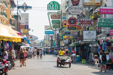 Bangkok, Tayland. -Şubat 10 2015: Khaosan road. bir ünlü backpacker sokak Khao San Bangkok, Tayland