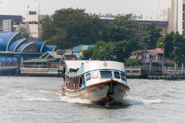 Bangkok, Tayland. -Şubat 10 2015: Chao Phraya hızlı tekne. Bangkok, Tayland Chao Phraya Nehri üzerinde çalışan bir ünlü ulaşım hizmeti.