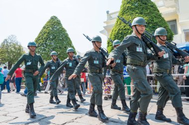 Bangkok, Tayland. -Şub 09 2015: Kings Muhafızlar Grand Royal Palace içinde yürüyen. Favori turistik cazibe Bangkok, Tayland.