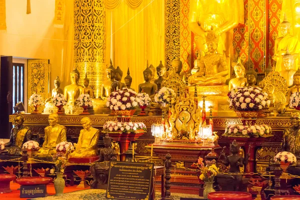 Chiang Mai, Tailandia. - 22 feb 2015: Estatuas de Budda en Wat Chang Taem. un templo famoso en Chiang Mai, Tailandia . — Foto de Stock