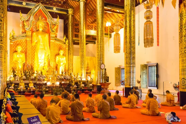 Chiang Mai, Tailandia. - 22 feb 2015: Los monjes budistas rezan en Wat Chang Taem. un templo famoso en Chiang Mai, Tailandia . — Foto de Stock