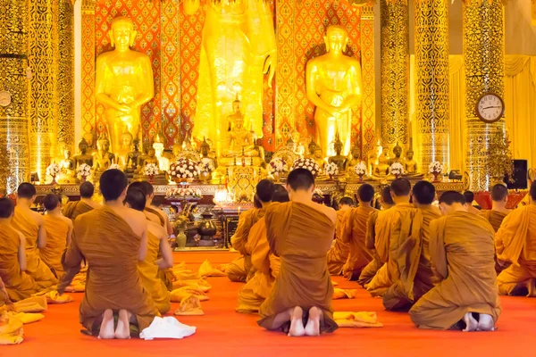 Chiang Mai, Thailand. -22 Feb-2015: Boeddhistische monniken bidden op Wat Chang ploeg. een beroemde tempel in Chiang Mai, Thailand. — Stockfoto