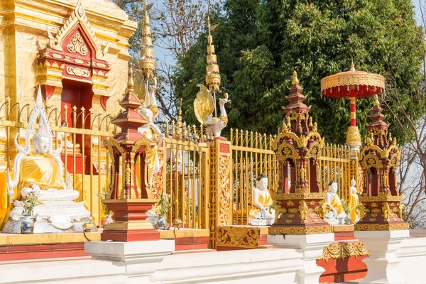 Mae Sai, Thailand. -26 Feb-2015: Budda standbeelden op Wat Phra dat Doi Wao. een beroemde tempel in Mae Sai, Thailand. — Stockfoto