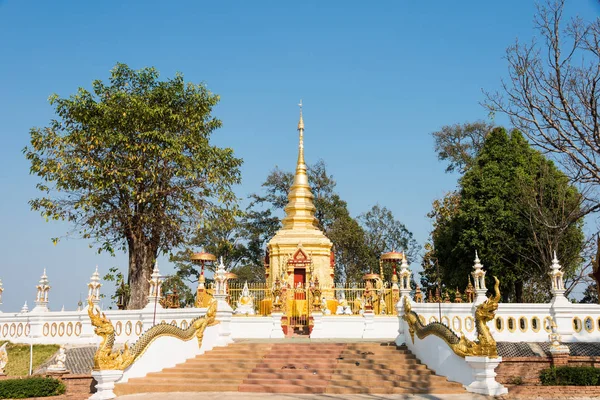 Mae Sai, Tailândia. - Fev 26 2015: Pagode em Wat Phra That Doi Wao. um templo famoso em Mae Sai, Tailândia . — Fotografia de Stock