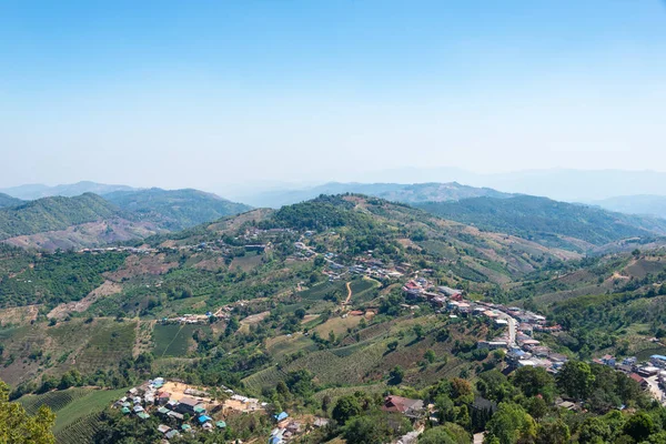 Chiang Rai, Tailândia. - Fevereiro 27 2015: Vista de Mae Salong. Esta aldeia foi moldada pela 93.a Divisão do Exército Nacionalista Chinês em Doi Mae Salong, Chiang Rai, Tailândia . — Fotografia de Stock