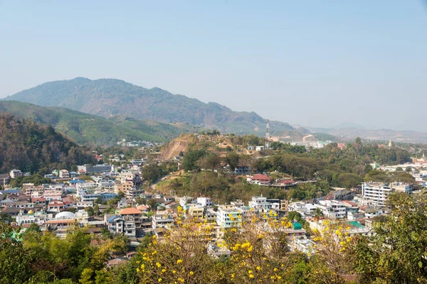 Mae Sai, Tayland. -Şubat 26 2015: Mae Sai şehrin görünümü. Mae Sai şehir Tayland ve Myanmar arasında büyük sınır kapısı olduğunu.
