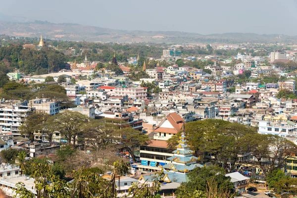 Mae Sai, Tailandia. - Feb 26 2015: Vista de la ciudad de Mae Sai. La ciudad de Mae Sai es un importante cruce fronterizo entre Tailandia y Myanmar. . — Foto de Stock