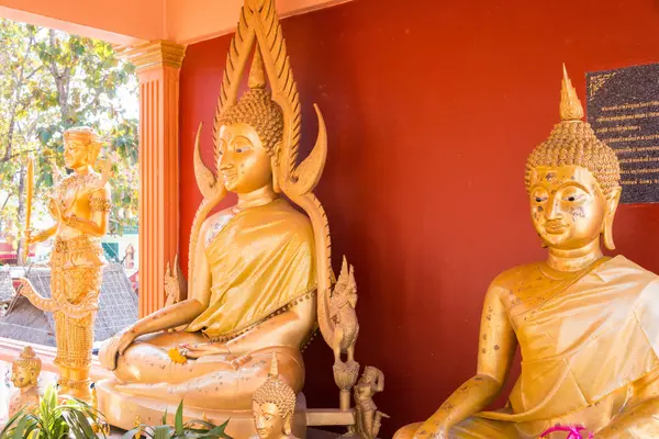 Mae Sai, Tailândia. - 26 de fevereiro de 2015: Estátuas Budda em Wat Phra That Doi Wao. um templo famoso em Mae Sai, Tailândia . — Fotografia de Stock