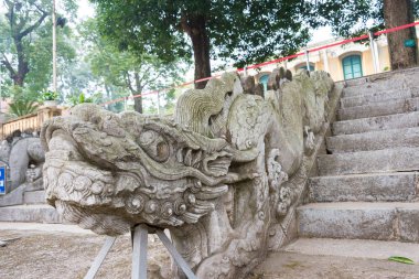 Hanoi, Vietnam - Jan 21 2015: Thang Long(Unesco World Heritage Site) İmparatorluk Kalesi, ejderha heykeli. Hanoi, Vietnam için ünlü bir ören.