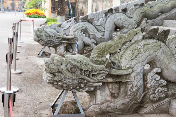 Hanoi, Vietnam - Jan 21 2015: Thang Long(Unesco World Heritage Site) İmparatorluk Kalesi, ejderha heykeli. Hanoi, Vietnam için ünlü bir ören. — Stok fotoğraf