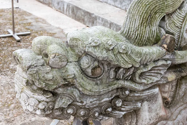 Hanoj, Vietnam - Jan 21 2015: Dračí socha na Imperial Citadel Thang Long(Unesco World Heritage Site). slavné historické místo v Hanoji, Vietnam. — Stock fotografie