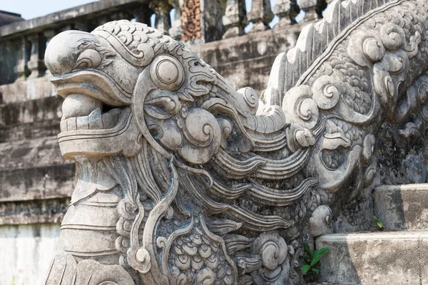 Hue, Vietnam - 22. Januar 2015: Drachenstatue in der Kaiserstadt (Unesco-Weltkulturerbe). eine berühmte historische Stätte in Farbton, Vietnam. — Stockfoto