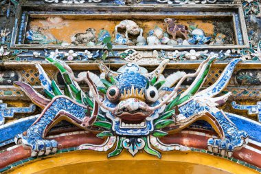 Hue, Vietnam - Jan 22 2015: Dragon heykel imparatorluk City (Unesco Dünya Mirası). Hue, Vietnam için ünlü bir ören.