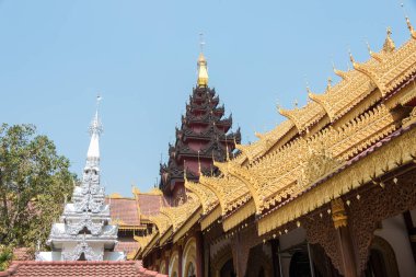 Tachileik, Myanmar - 26 Şubat 2015: Ahşap pagoda Tapınağı. Tachileik, Myanmar şehir merkezinde bir tapınaktır.