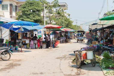 Tachileik, Myanmar - 26 Şubat 2015: Görünümünü Tachileik kasaba. Tachileik şehir Tayland ve Myanmar arasında büyük sınır kapısı olduğunu.