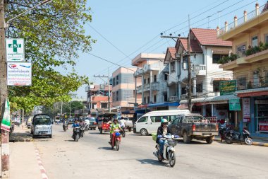 Tachileik, Myanmar - 26 Şubat 2015: Görünümünü Tachileik kasaba. Tachileik şehir Tayland ve Myanmar arasında büyük sınır kapısı olduğunu.